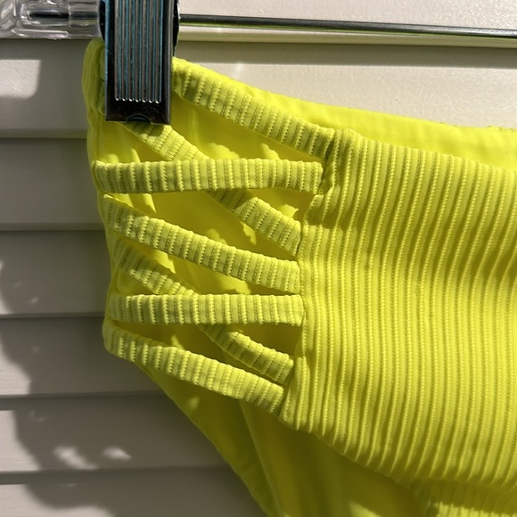 NWT TINIBIKINI Two piece swimsuit with adjustable straps and high leg bottom. - Picture 4 of 8